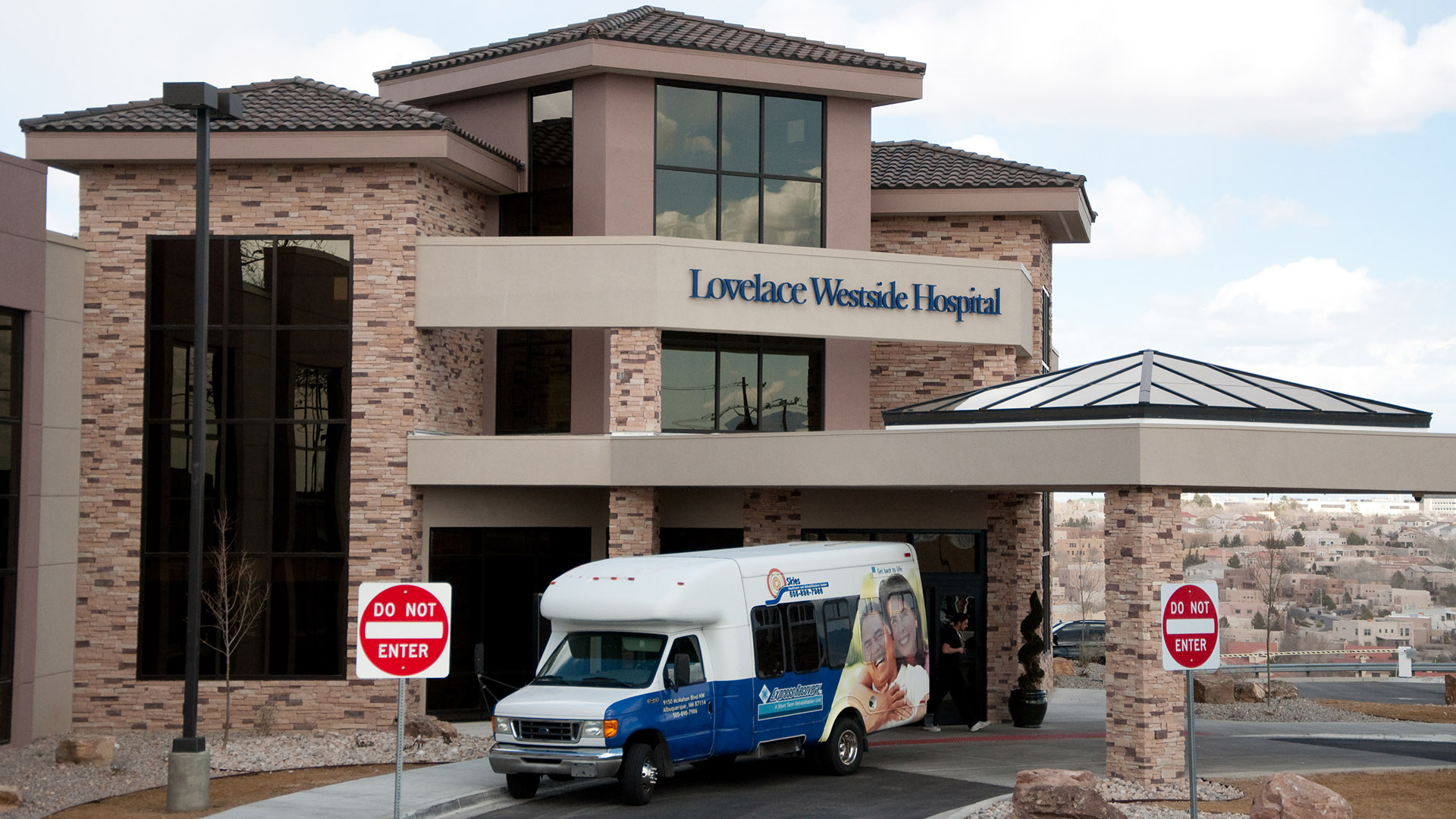 Front lit illuminated channel letters mounted on hospital building facade at Lovelace Westside Hospital